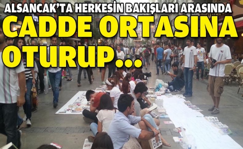 Cadde ortasına oturup kitap okudular