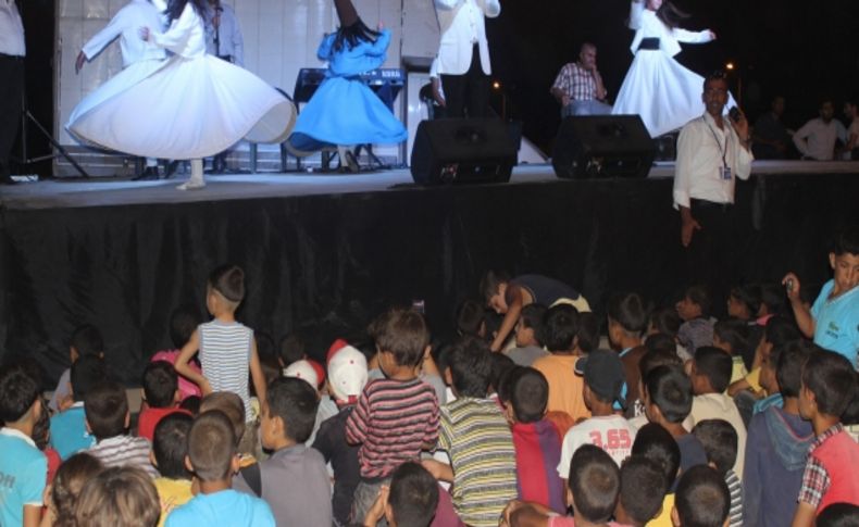 Çadırkentte kalan Suriyeliler Adana’nın tarihi ve turistik yerlerini gezdi