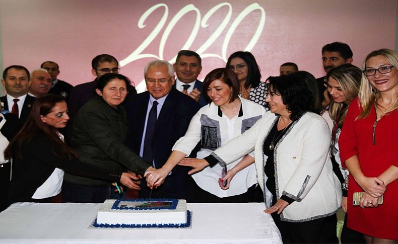 Karabağlar Belediyesi’nde sıcak yeni yıl buluşması! Başkan Selvitopu’na sürpriz!