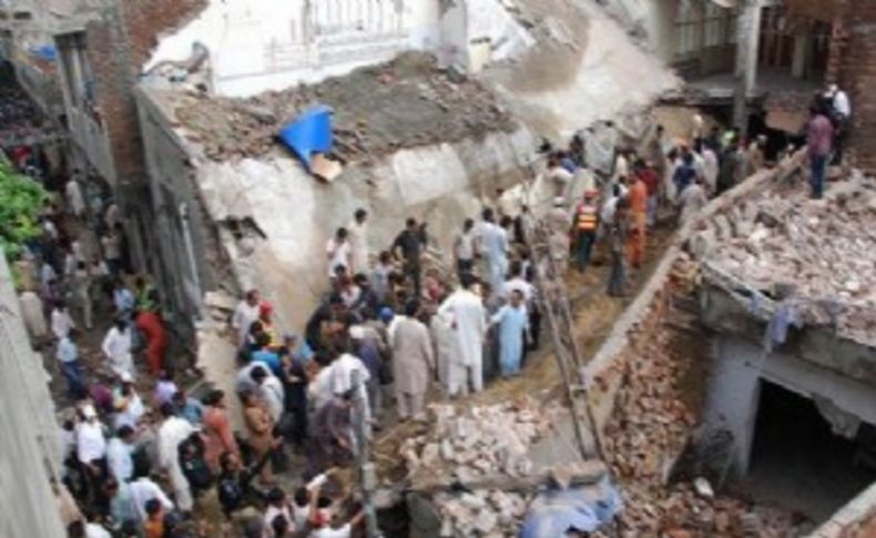 Pakistan'da cami çöktü: 24 ölü