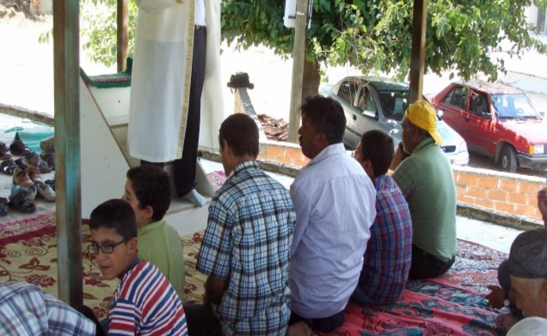 Cami göçük tehlikesiyle kilitli, köylüler namazları çatıda kılıyor