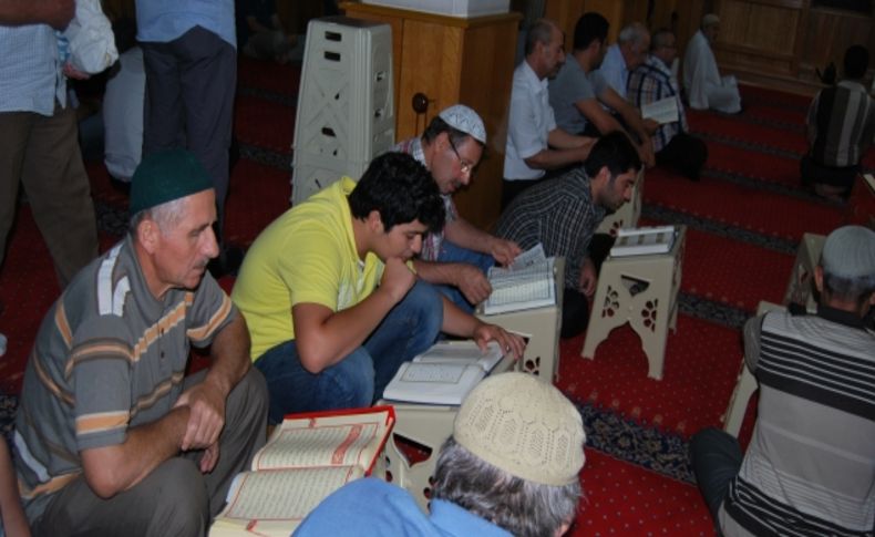 Camideki Kadir Gecesi programı sabah kerahet vakti bitene kadar sürdü