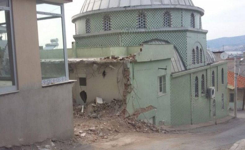 Konak'ta kaçak yapılmış cami misafirhanesi yıkıldı