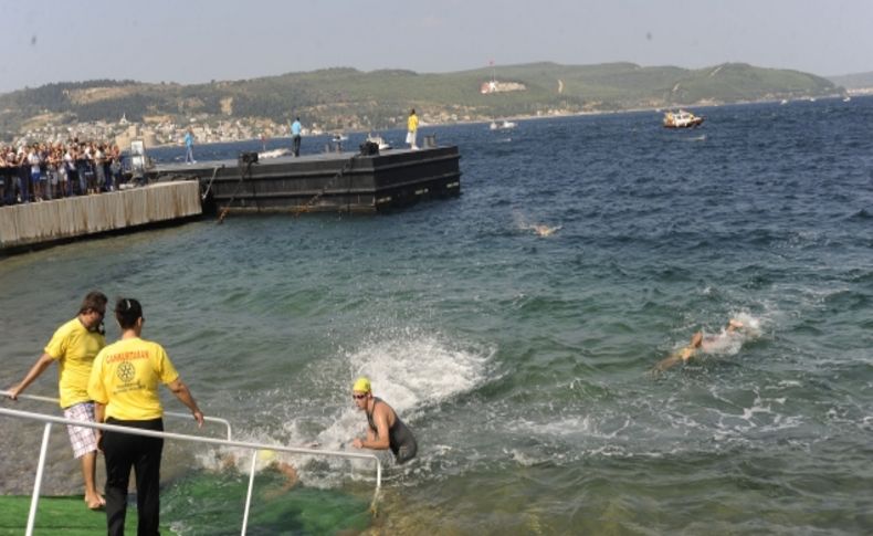 Çanakkale Boğazı'nı yüzerek geçtiler