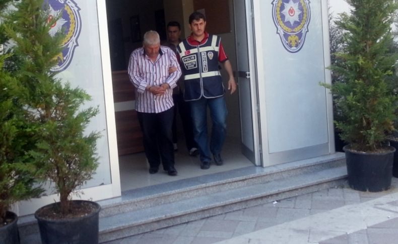 Çantasını çaldığı kadınlardan birini darp etti ve araçtan attılar