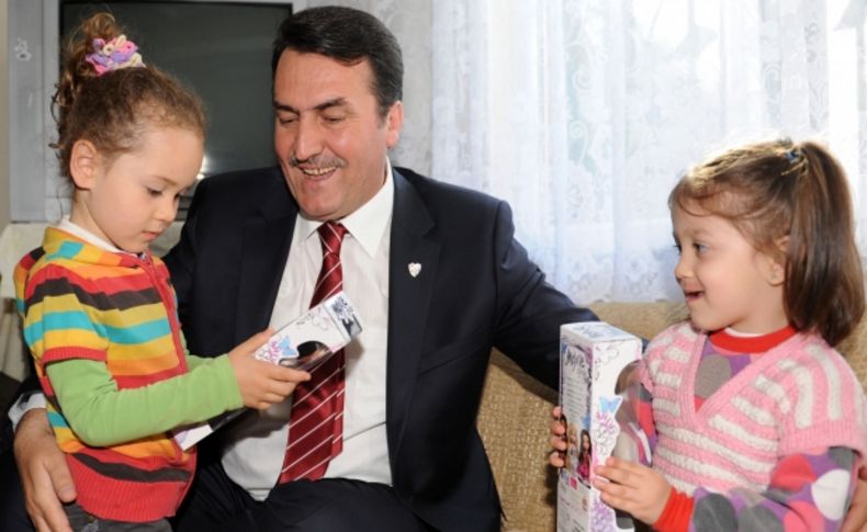 Çat kapı ev ziyareti yapan Dündar’a bebek sürprizi