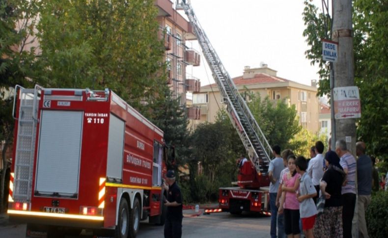 Çatı yangınında mahsur kalan 3 itfaiye eri yaralandı