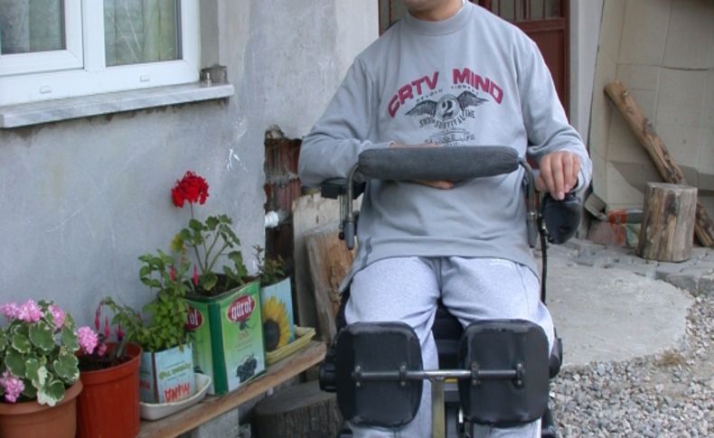 Çatışmada felç olan gazi oğluna 12 yıldır bebek gibi bakıyor