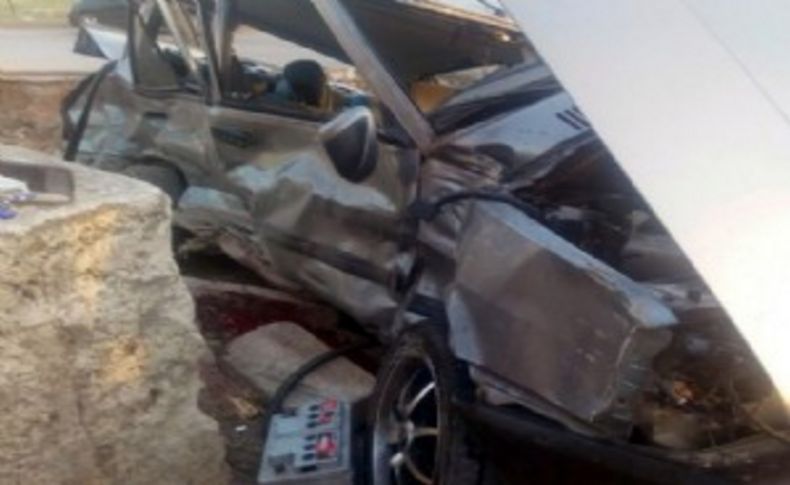 Menemen'de iki otomobil çarpıştı: 1 ölü, 2 yaralı