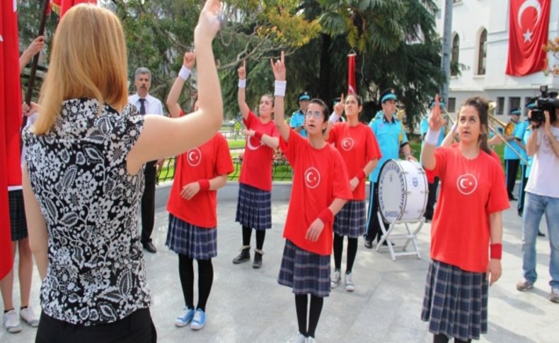 Çelenk koyma töreninde işitme engelli kızlar işaret diliyle İstiklal Marşı okudu