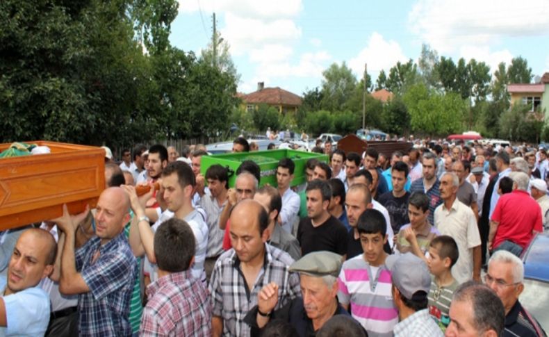 Cenaze dönüşü meydana gelen kazada vefat eden 3 kişi toprağa verildi