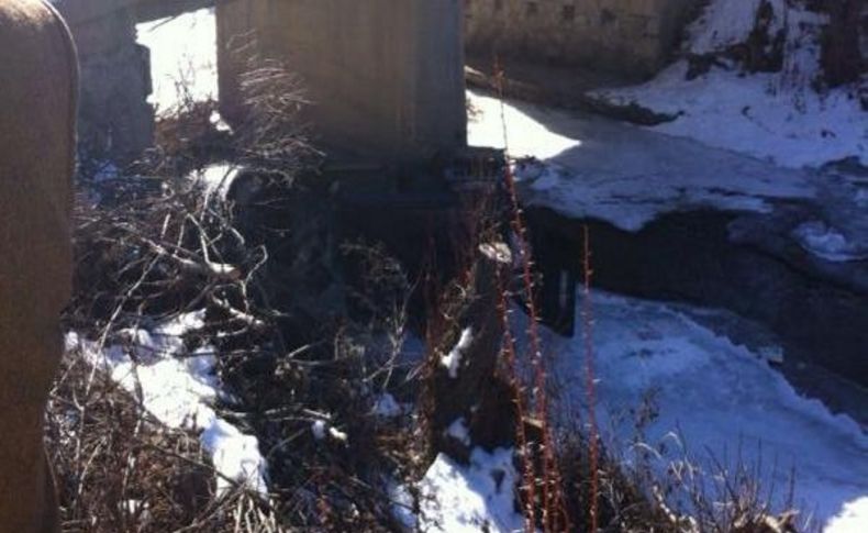 Cenazeye Giden Araç Dereye Uçtu: 1 Ölü 4 Yarali - Fotoğrafli