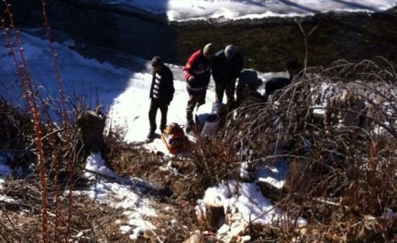 Cenazeye Gidenleri Taşiyan Otomobil Dereye Uçtu: 1 Ölü, 4 Yarali