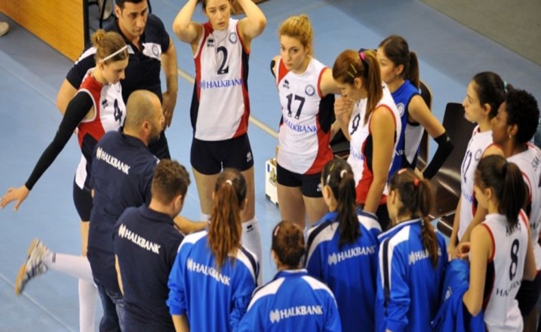 Cengiz Akarçeşme, FIVB antrenör eğitmenleri arasına girmeyi başardı