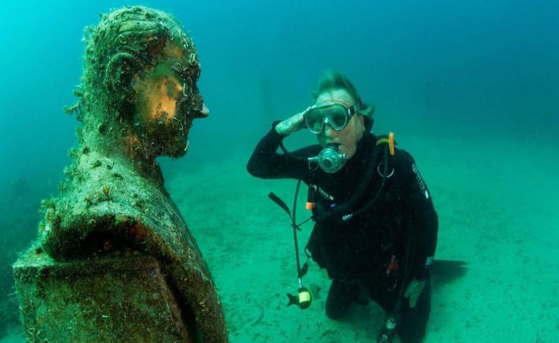 Çeşme'de 'Ata'ya saygı' dalışı