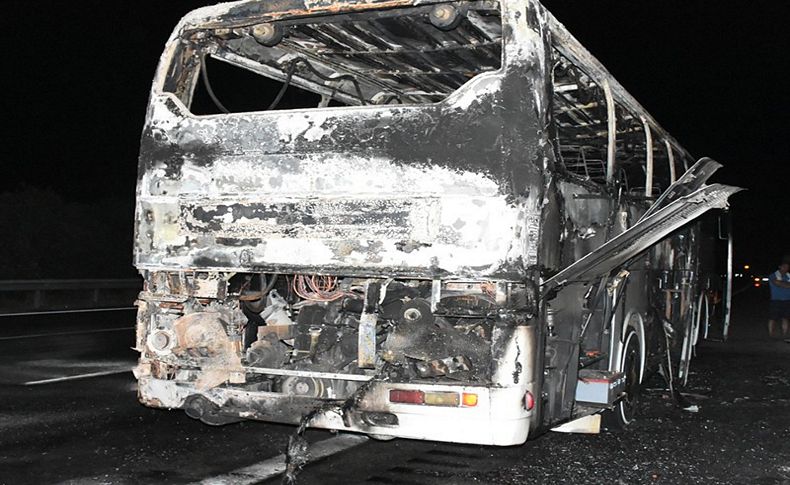 Çeşme'de korku dolu anlar... Tur otobüsü yandı