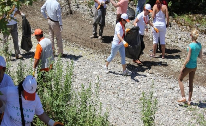 Çevreciler dere yataklarını temizledi