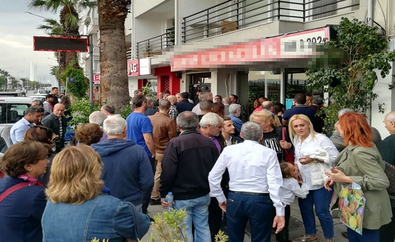 CHP'de sandığa yoğun ilgi! Karşıyaka’da kuyruklar oluştu...