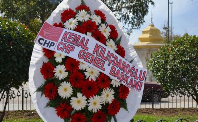 CHP'li Başkan liderinin çelengini kaldırdı