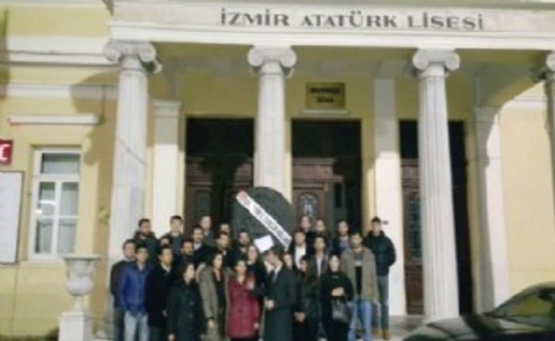 CHP'li gençlerden Atatürk Lisesi'ne siyah çelenk