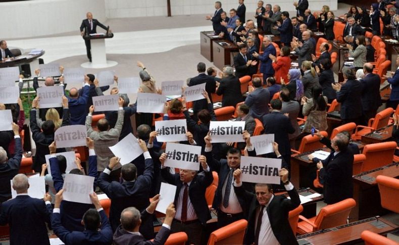 CHP’lilerden Meclis’te istifa protestosu