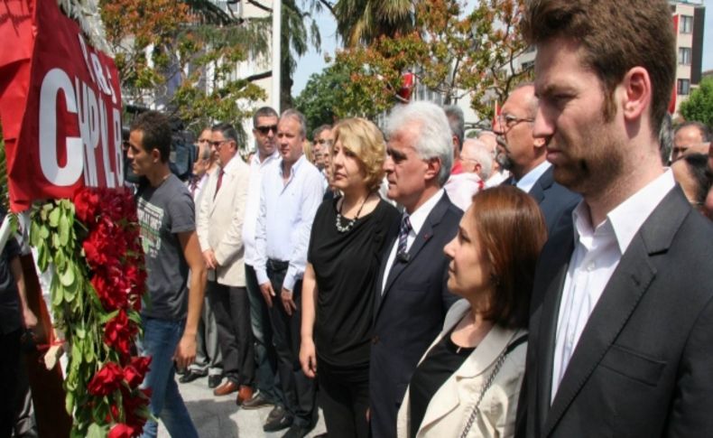 CHP, Atatürk anıtına resmi törenin ardından çelenk koydu