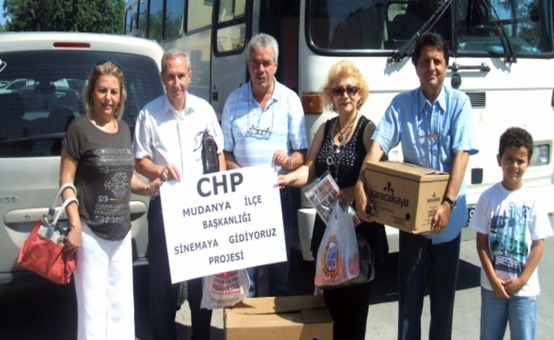 CHP, köy çocuklarını sinemaya götürdü