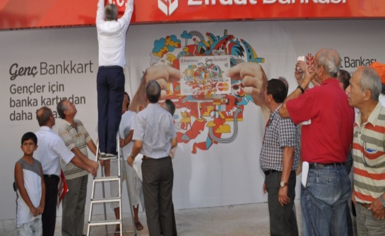 CHP Milletvekili Havutça, Ziraat Bankası şubesine TC yazısı yapıştırdı