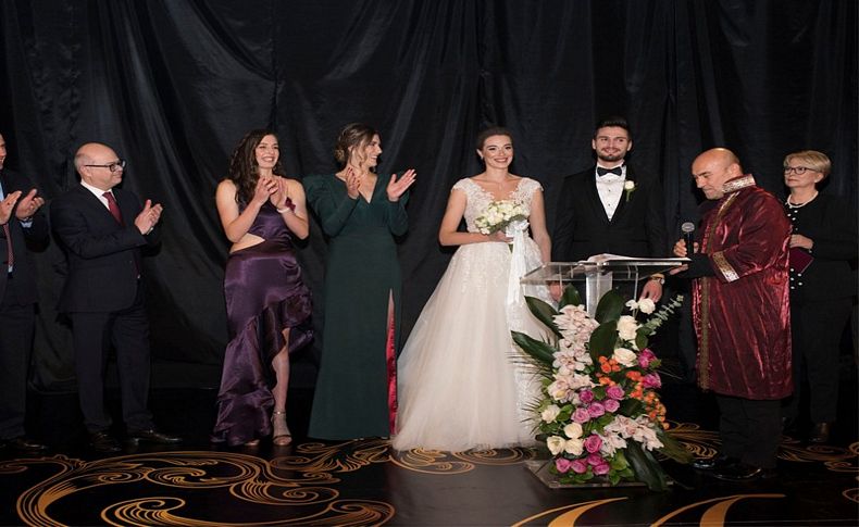 Milli futbolcu İzmir'de evlendi! Çiftin nikahını Soyer kıydı