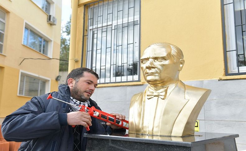 Çiğli Belediyesi’nden okullara Atatürk büstü