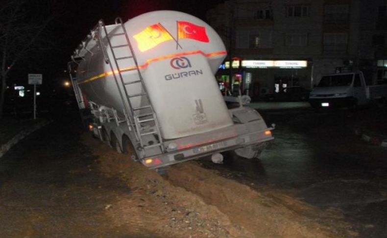 Çimento yüklü tir, doğalgaz borusu bulunan zemine saplandi