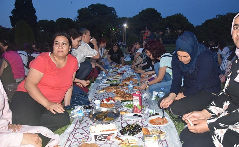 Çimlerde LGBT iftarı