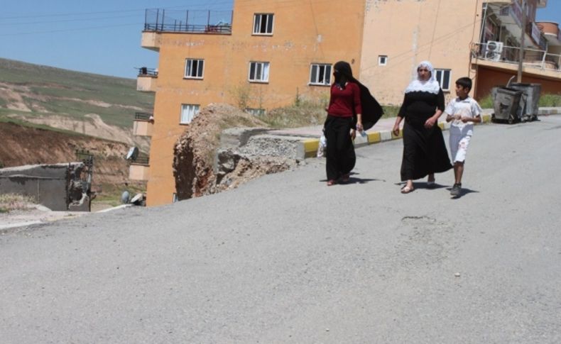 Cizre Devlet Hastanesi'nin 2 ay önce göçen yolu tamir edilmeyi bekliyor