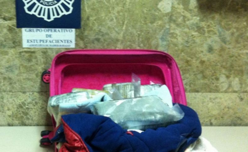 Çocuğunun çantasında kokain taşıyan kadın havalimanında yakalandı
