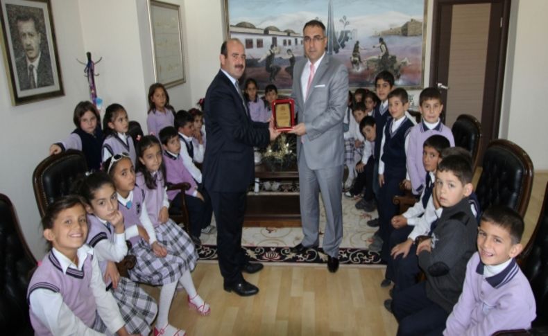 Çocuk dostu Başkan’a teşekkür plaketi