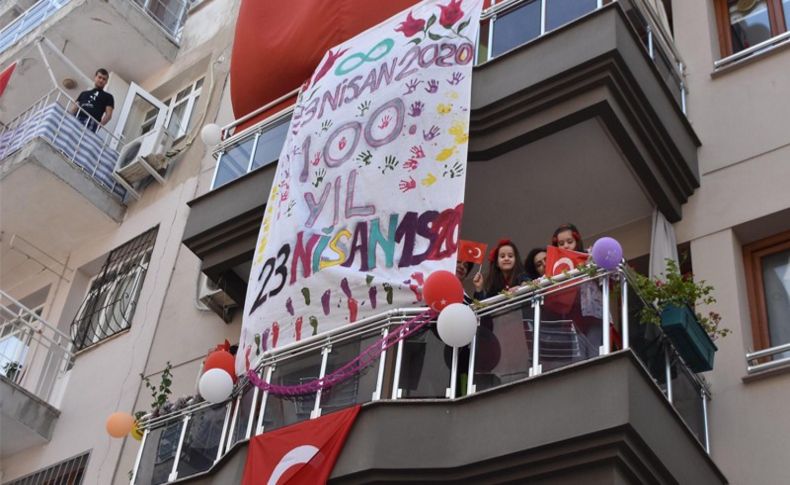 Çocuklar apartmanın içini sergi, dışını şölen alanına çevirdi