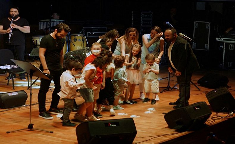 Çocuklar konserde maskelerini çıkardı