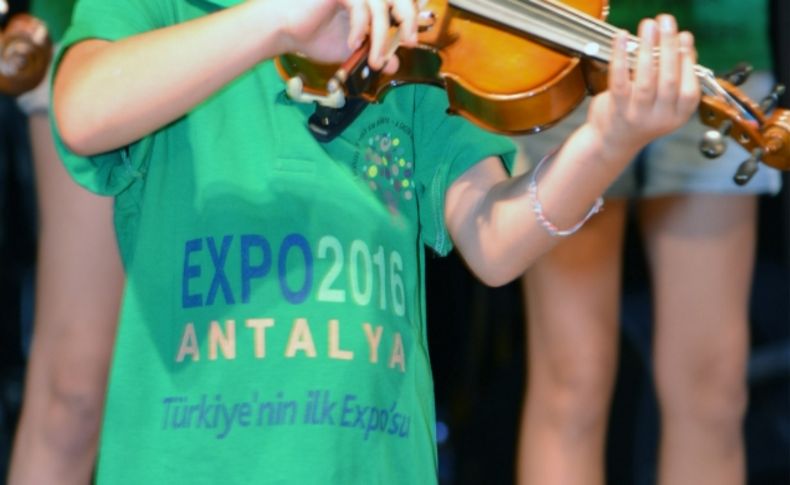 Çocuklar, EXPO 2016 Antalya yazılı tişörtlerle turistlere konser verdi