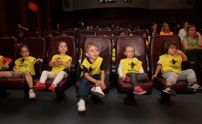 Çocuklar ilk kez tiyatro izledi