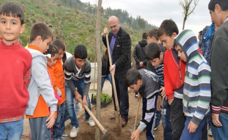 Çocuklar kendi çiçeklerini dikti