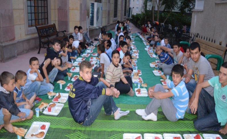 Çocuklara cami avlusunda iftar keyfi