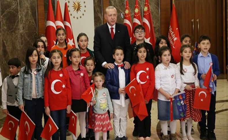 Çocuklarla İstiklal Marşı'nı seslendirdi