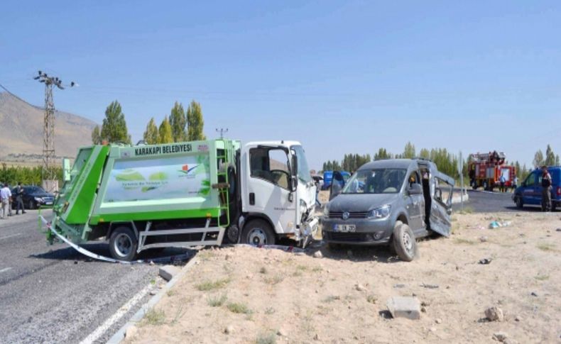 Çöp kamyonu ile otomobil çarpıştı: 1 ölü, 11 yaralı