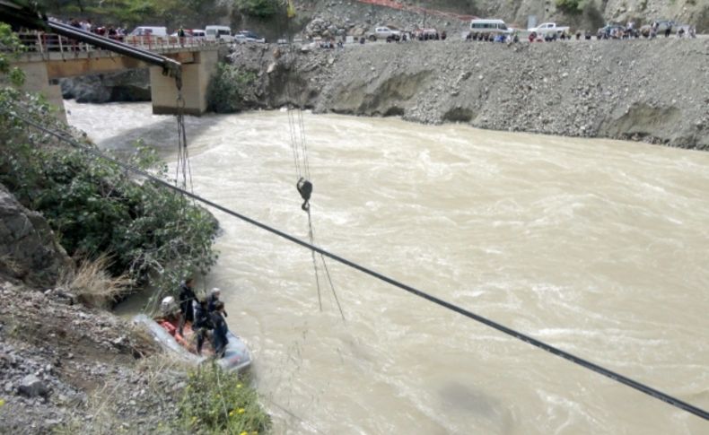 Çoruh Nehri'ne düşen otomobil, içinde 2 cesetle çıkarıldı