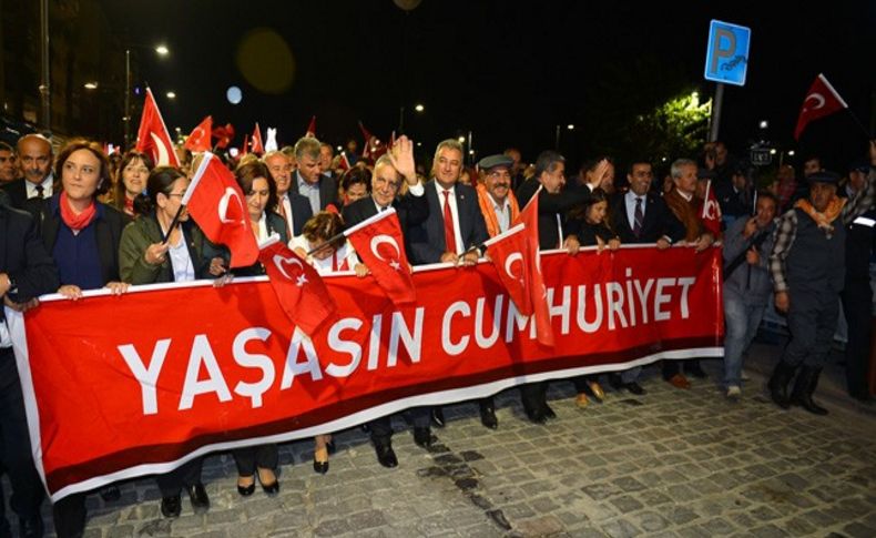 İzmirliler Cumhuriyet Bayramı’nı Fener Alayı ile kutladı