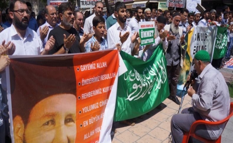 Cuma namazı sonrası toplanan Adanalılar, Mısır halkına destek verdi