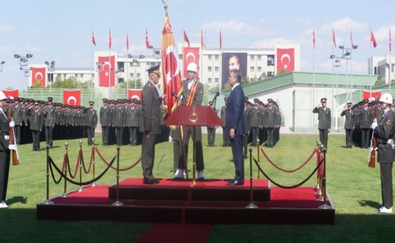 Cumharbaşkanı Gül sancak teslim törenine katıldı