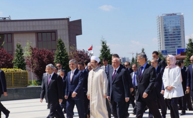 Cumhurbaşkanı Gül, Cuma Namazı'nı Ahmet Hamdi Akseki Camisi'nde kıldı