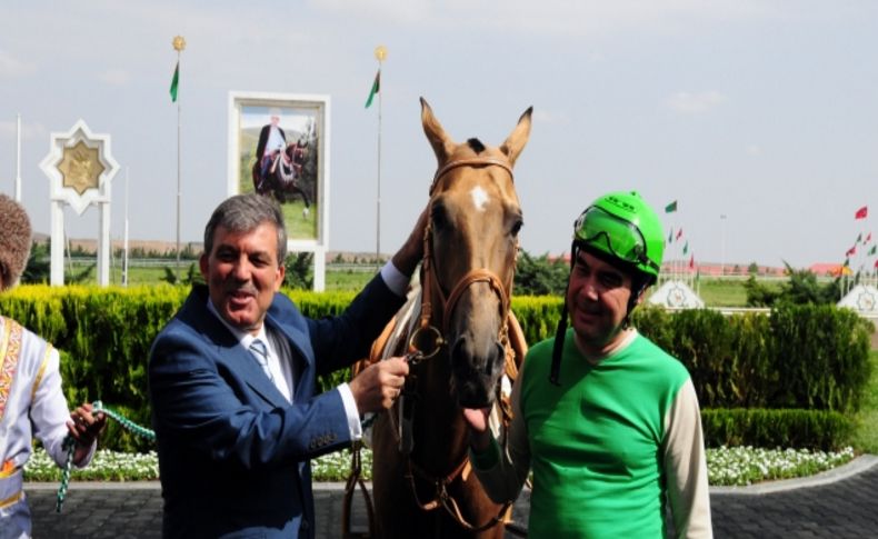 Cumhurbaşkanı Gül'e Türkmenistan'da at hediye edildi