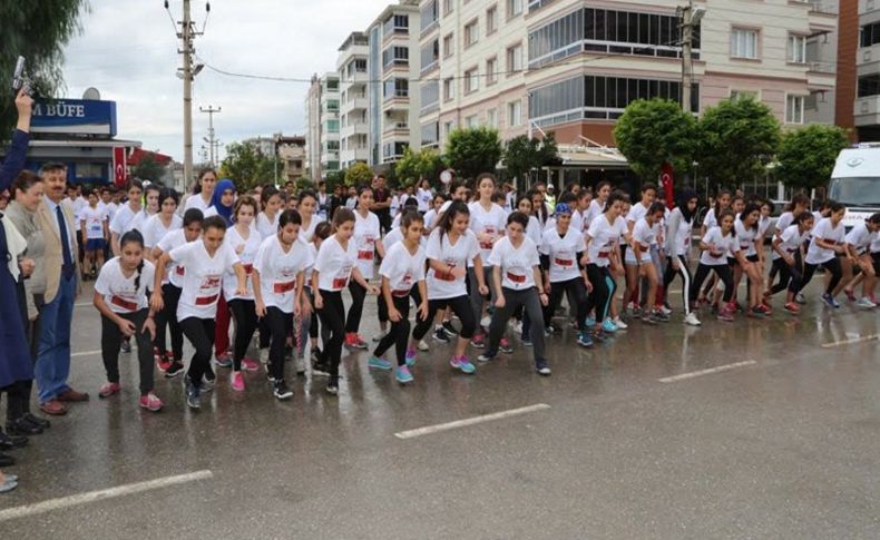 Torbalı'da sporcular 'Cumhuriyet' için koştu